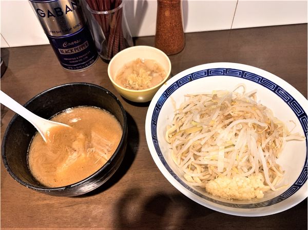 「つけ麺(150g)ヤサイニンニクカラメ+別皿アブラ(生姜味)」@ラーメン ゼンゼンの写真