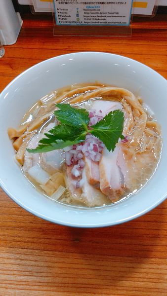 「蛤塩そば(トッピング：煮豚吊るしチャーシュー)」@アメノオトの写真