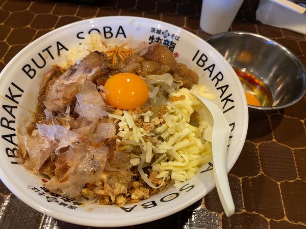 「汁なし+生卵」@茨城豚そば 特龍 本店の写真