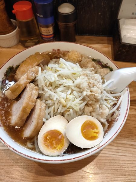 「醤油ラーメンチャーシュー味玉 ニンニクアブラ」@ラーメン すけがわの写真