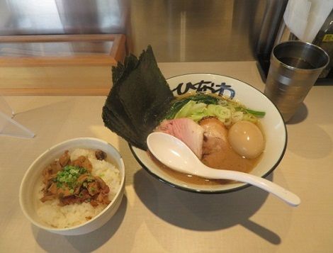 「ひなわラーメン＋炙りチャーシュー丼」@地鶏豚骨らーめん ひなわの写真