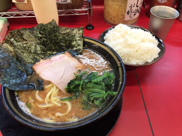 「ラーメン全普通＋ライス」@柏 王道家の写真