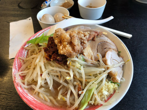 「特製辛ラーメン中(麺量300g)+無料生姜・唐揚げ1100円」@らーめん藤ろうの写真