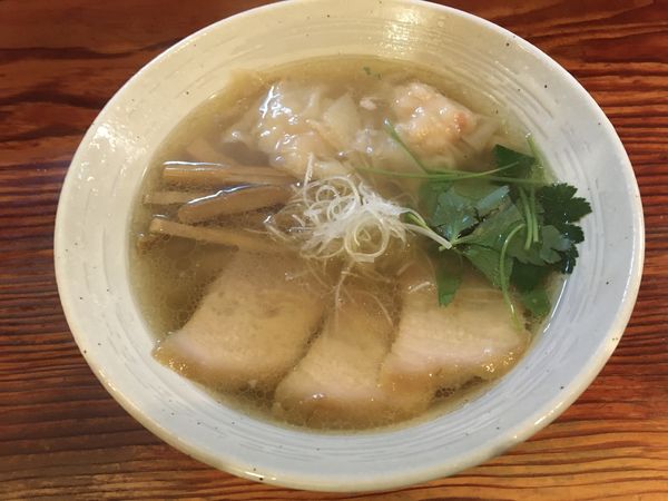 「海老わんたん塩ラーメン＋缶ビール」@純手打ち 麺と未来の写真