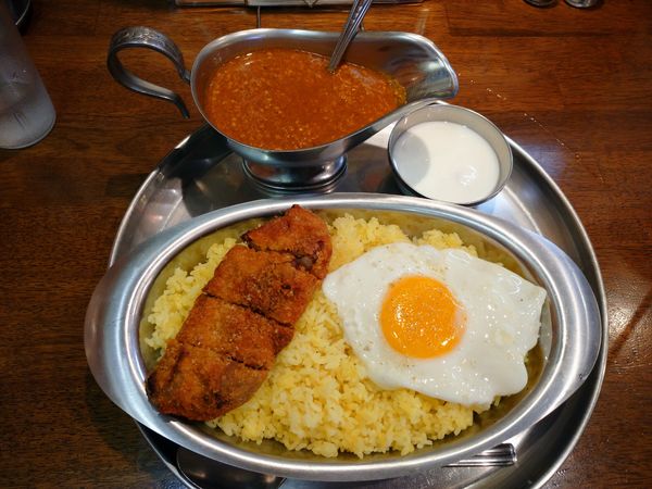 「キーマカツカレー（890円）＋マンゴーラッシー（100円）」@ターリー屋 大森店の写真