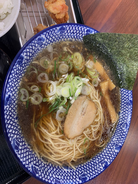 「醤油ラーメン大盛+唐揚げ3つとライス」@麺や蔵間 イオンモール大高店の写真