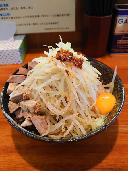 「肉まぜそば(ニンニク無し、野菜増し)」@ラーメン梅 梅島店の写真