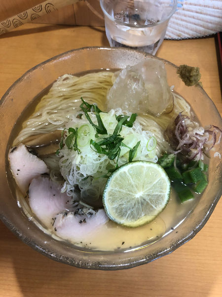 「冷やし塩ラーメン大盛り+燻製卵」@麺処 富士松の写真