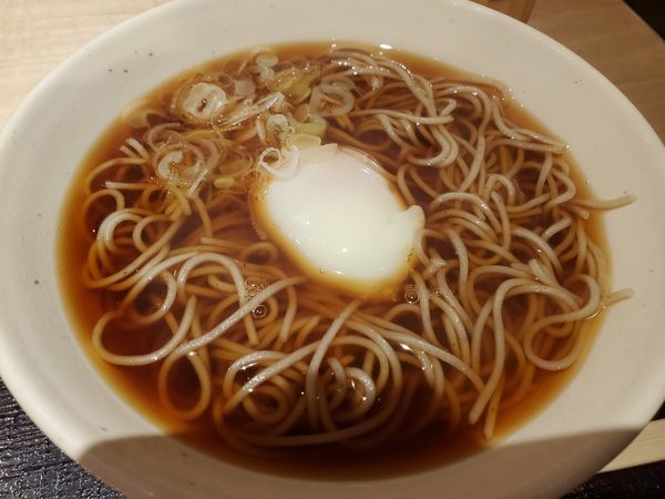 「温玉そば420円」@いわもとQ 神保町店の写真