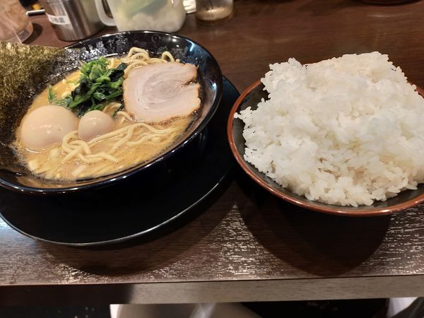 「味玉ラーメン 並 麺バリカタ 脂多め 大ライス 950円」@横浜家系ラーメン 太田商店の写真