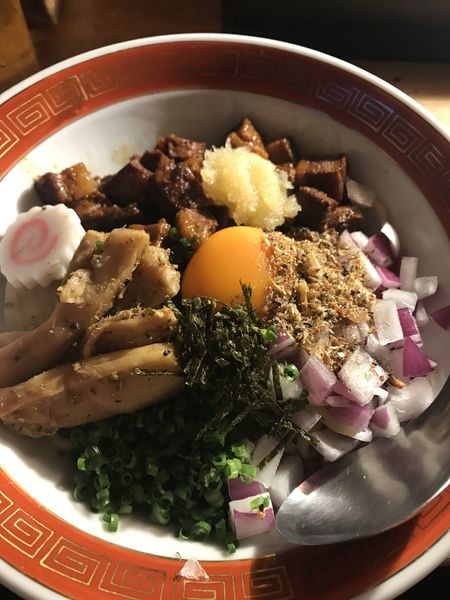 「煮干しルーロー花山椒油そば、生卵、ニンニク、追い飯」@焼き貝あぶさんの写真