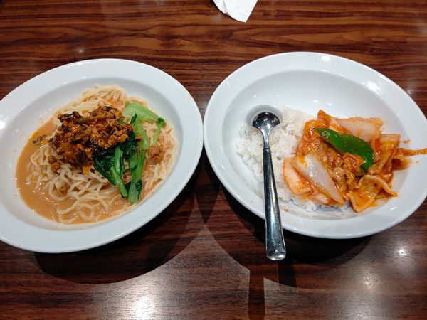 「本日のランチ②(坦々冷麺＋豚バラとキムチ炒め丼)1,000円」@上海華龍 ヤマダ電機LABI1高崎店の写真