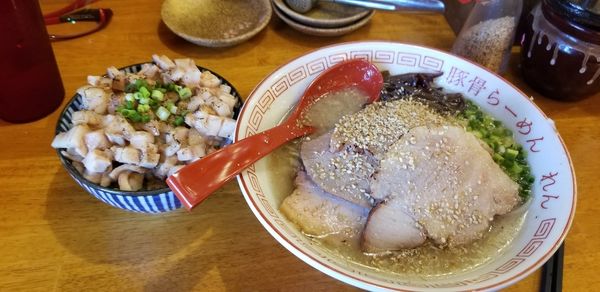「豚骨豚ラーメン+ﾁｬｰｼｭｰ丼(ランチB)」@豚骨らーめん れんの写真