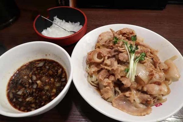「肉盛りつけ麺並本日無料＋肉増し　320円」@魁 肉盛りつけ麺 六代目けいすけの写真