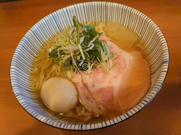 「冷たい煮干しぶっかけ 味玉」@自家製手もみ麺 鈴ノ木の写真