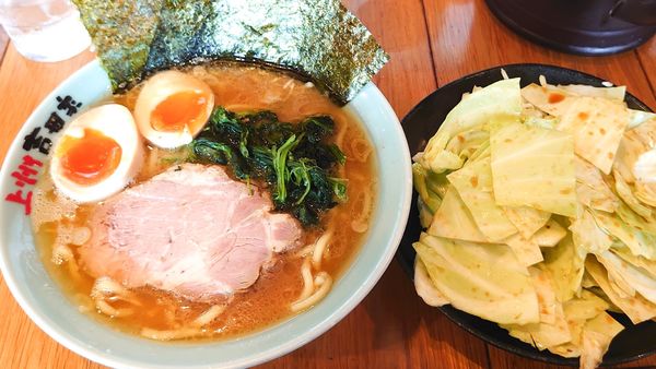 「味玉らーめん830 濃いめ 多め ふつう 別皿キャベツ110」@横浜らーめん 吉田家の写真