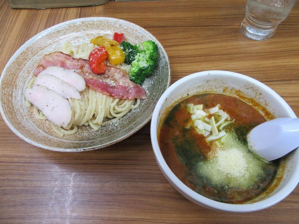 「限定　トマトつけ麺（９３０円）＋鶏チャーシュー」@大勝軒ROSSO－ロッソ－の写真