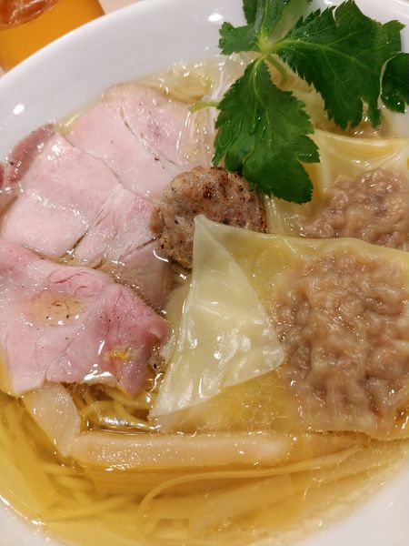 「⭐イリコそば・神戸牛の旨味入り特製ワンタン増し」@麦と麺助 新梅田中津店の写真