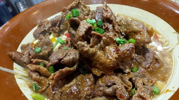 「牛肉まみれラーメン黄金騎士麺野菜ﾌﾂｳｱﾌﾞﾗﾅｼ」@ラーメン ジライヤの写真