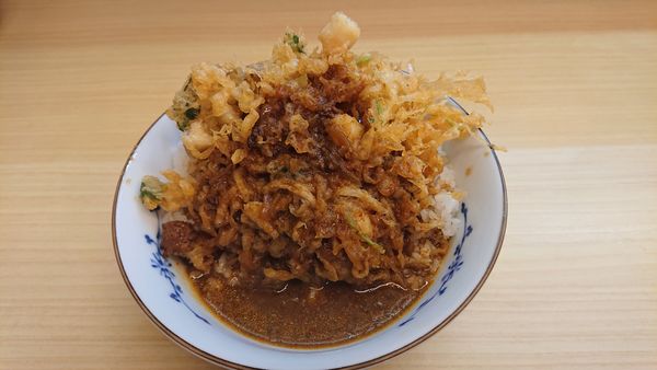 「辛口カレーかき揚げ丼 冷やしミニうどん付き　１０００円　※」@天重 本店の写真