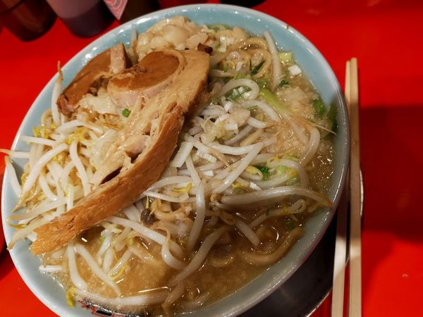 「ラーメン特盛豚一切れ（無料トッピング全部マシ）」@ハイカロリー学園の写真