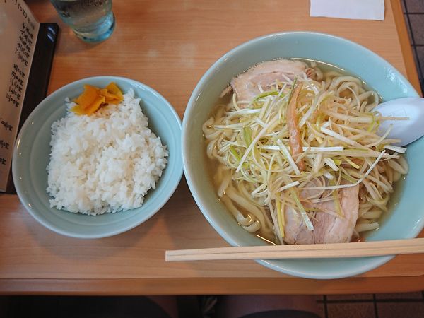 「ネギラーメン大盛￥１１００+ライス￥２２０」@榮ラーメンの写真