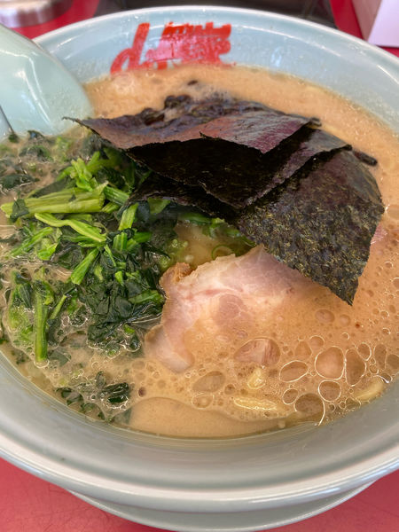 「醤油ラーメン（中盛）+ほうれん草増し」@ラーメン山岡家 伊勢崎宮子店の写真