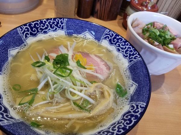 「中華そば(白)　700円 + レアチャーシュー丼　230円」@中華そば 虎桜の写真