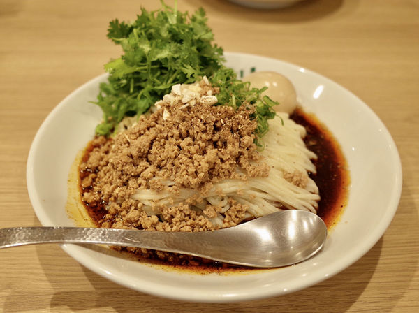 「汁なし黒酢担々麺　冷やしコール…900円」@ラーメン イロドリの写真