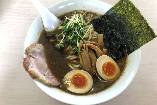 「正油太麺 濃口830円+味付玉子100円」@あぢとみ食堂の写真