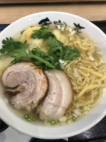 「海老ワンタン入り塩らー麺＋紀州南高梅」@塩ら～麺 本丸亭 三井アウトレットパーク 横浜ベイサイド店の写真