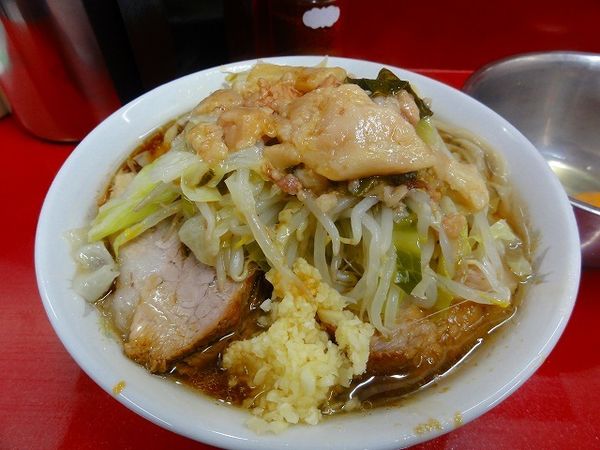 「小ラーメン700円ニンニク脂　生卵50円」@ラーメン二郎 越谷店の写真