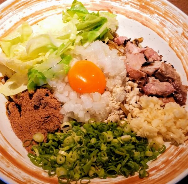 「黒どろまぜそば（追飯付） ８３０円 ＋辛味噌 ６０円他」@麺や 虎徹の写真