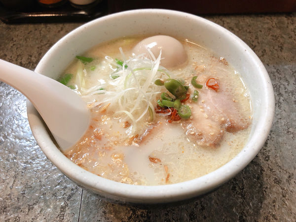 「【限定】青唐仕立ての豚骨しお　味玉」@らーめん 山頭火 五反田店の写真