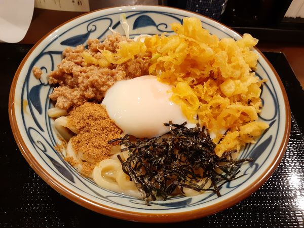 「旨辛まぜ釜玉、大盛」@丸亀製麺 下北沢店の写真