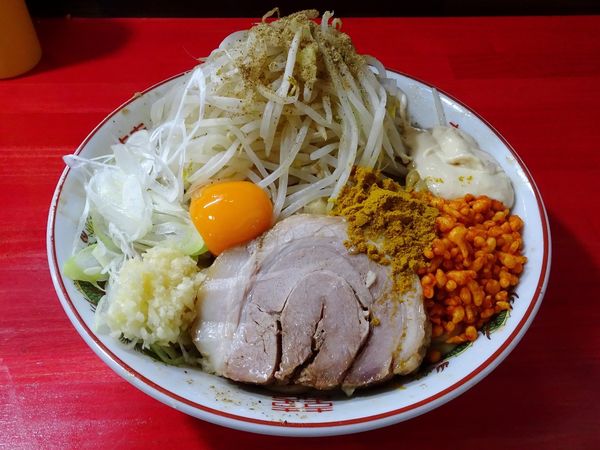 「まぜそば：小（850円）＋カレー粉　ニンニク辛揚げガリマヨ」@鷹の目 川口店の写真