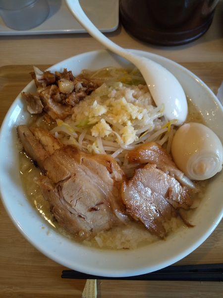 「豚骨豚そば（味玉付き）」@まるぜんの写真