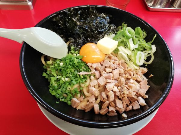 「ガーリックバターまぜそば 期間限定」@山岡家 川島店の写真