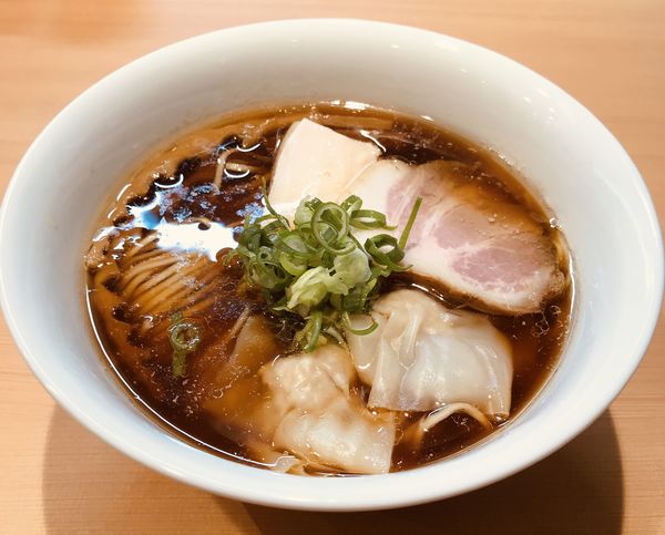 「らぁ麺 醤油 ¥900 & ワンタン2ヶ¥100」@らぁ麺 すぎ本の写真