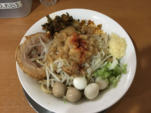 「冷やしぶぅさん(ニンニク、辛子高菜)＋うずら」@ラーメン ぶぅさんの写真