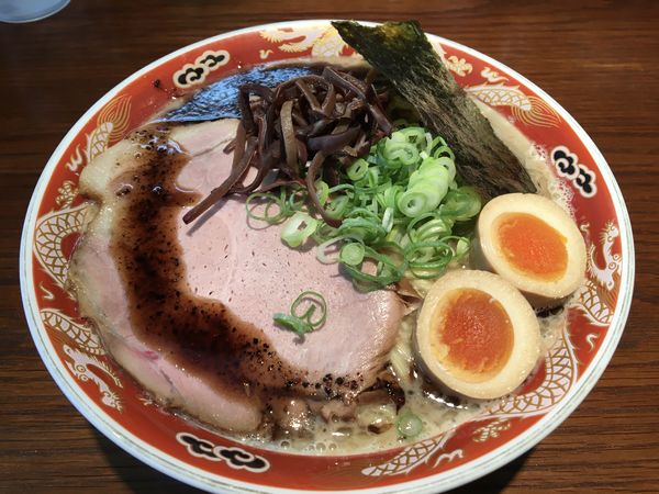 「濃厚ラーメン黒＋大ライス」@ラーメンかなやの写真