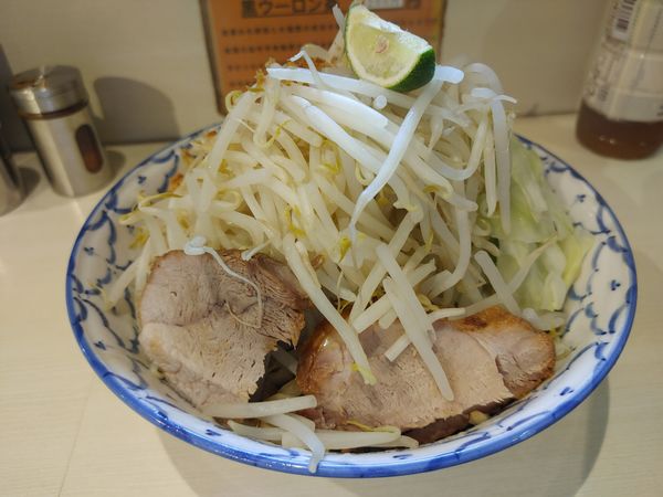 「麺増し・塩汁なし（ヤサイアブラ）￥９５０」@らーめん 陸 尾山台店の写真