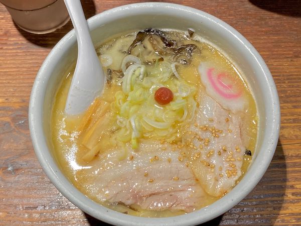 「しおらーめん　950」@らーめん 山頭火 新宿南口店の写真