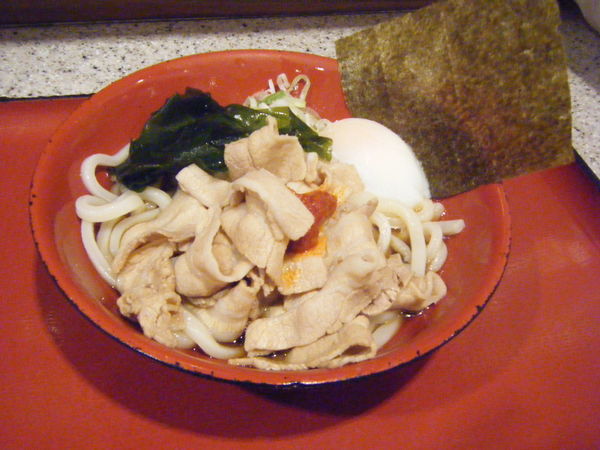 「冷し肉富士うどん」@名代 富士そば 新橋駅前店の写真