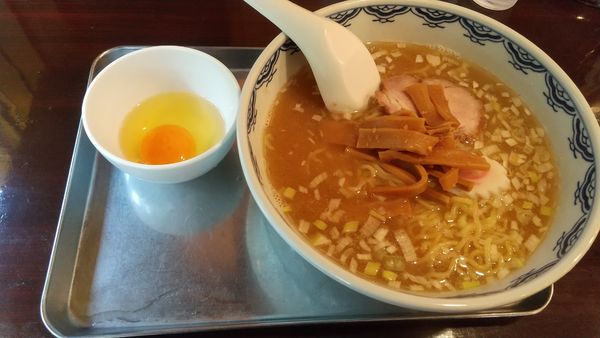 「ラーメン（少なめ＝1玉）950円-60円、生卵50円」@むらもとの写真