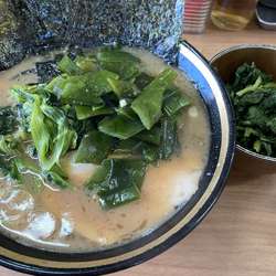 ラーメン　トッピングほうれん草、トッピング茎わかめシェア