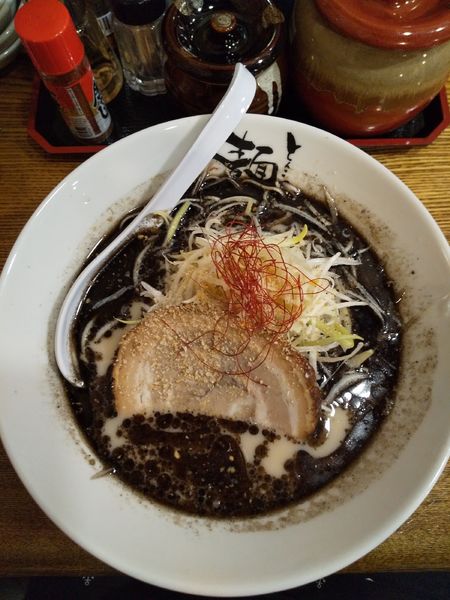 「黒マー油とんこつラーメン」@麺達 本店の写真