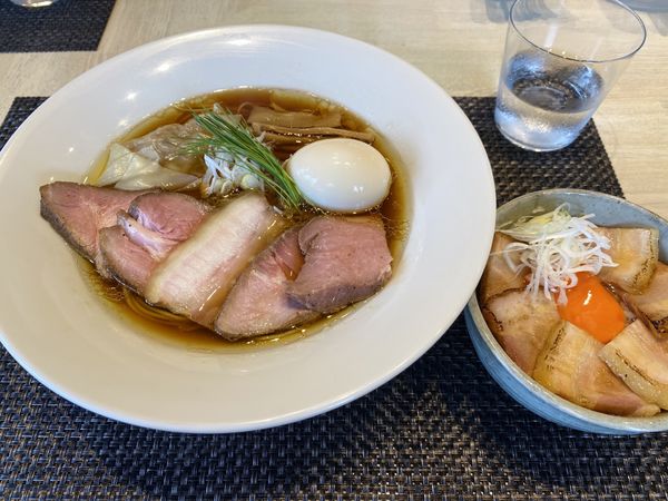 「特製中華蕎麦〈醤油〉吊るし焼きバラ丼」@宍道湖しじみ中華蕎麦 琥珀 東京本店の写真