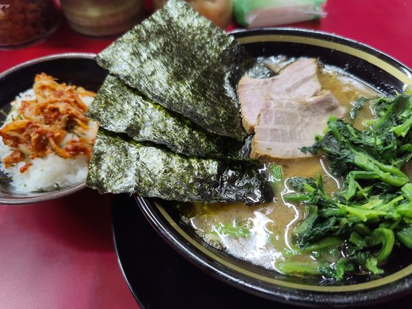 「ラーメン700円＋青菜100円＋キムチまぶし100円」@家系ラーメン 王道家の写真