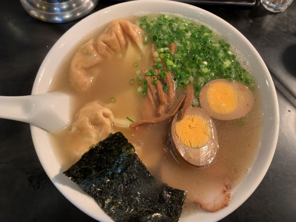 「雲呑麺900円、醬蛋（味付き玉子）100円」@こうや麺房の写真
